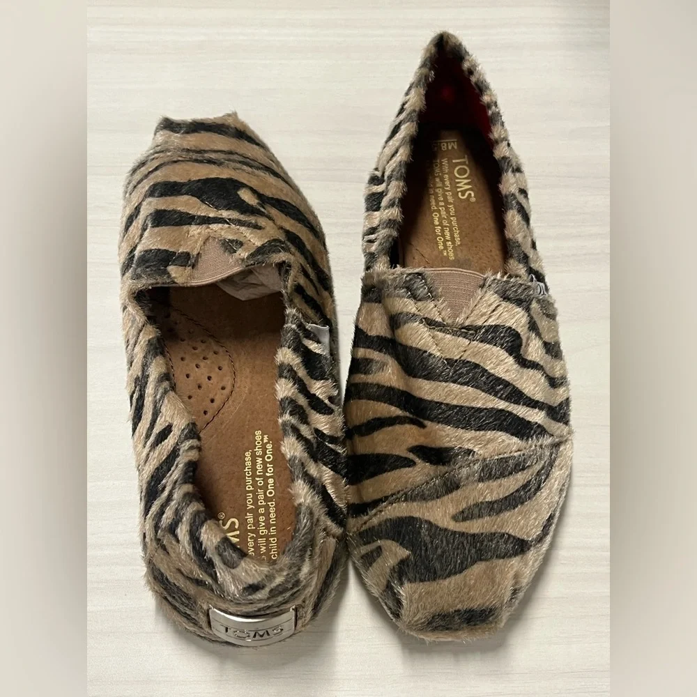Toms animal print/ tiger/ zebra pattern loafers. Calf hair, arch support. Sz 9